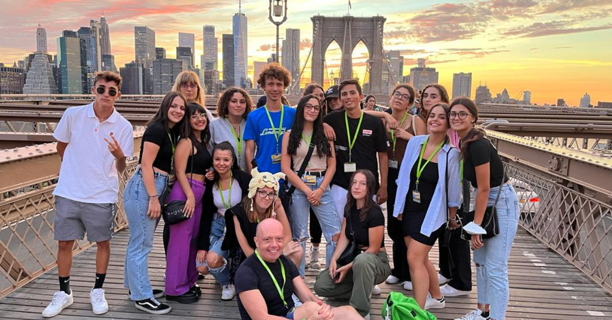 Un docente di inglese insieme ai suo studenti sul ponte di Brooklyn durante una vacanza studio estiva